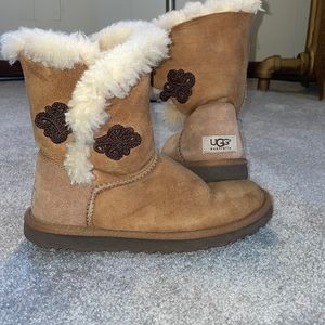 Tan UGG boots side clasp. Women’s 6.